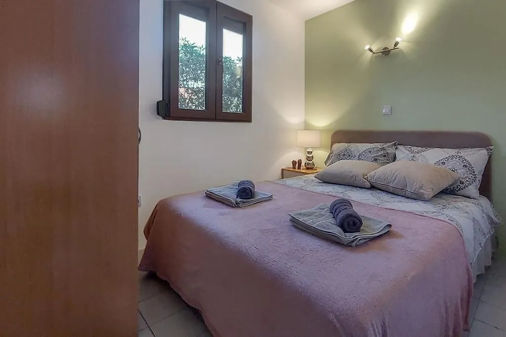 Poolside Compact Family Cottage Lea Rovinjsko Selo Croatia