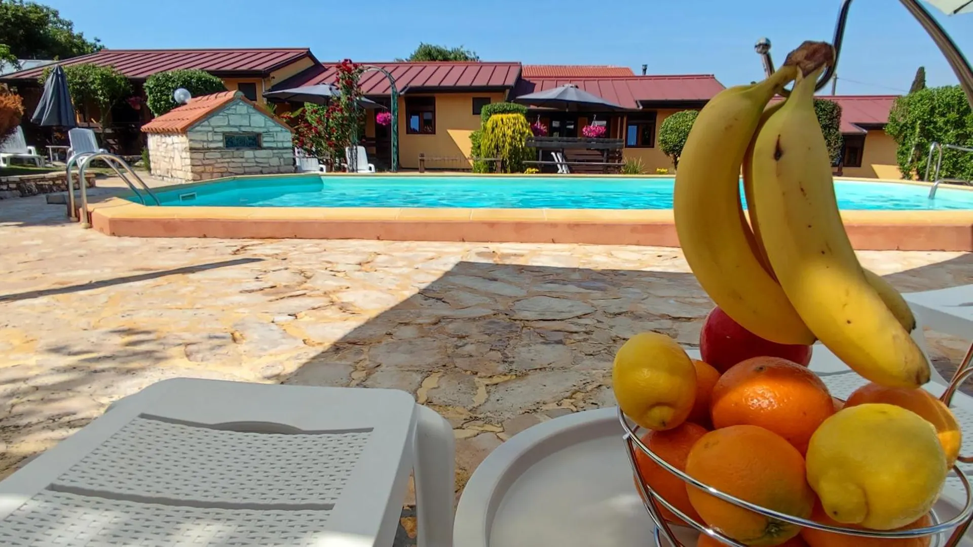 Poolside Compact Family Cottage Lea روفينجسكو سيلو