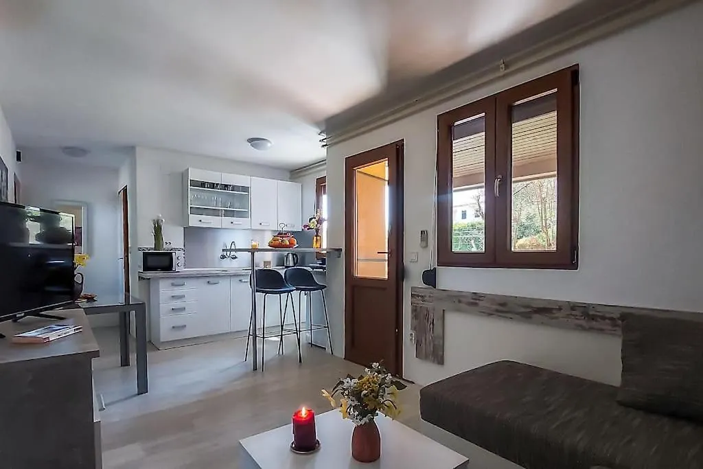 Poolside Compact Family Cottage Lea روفينجسكو سيلو