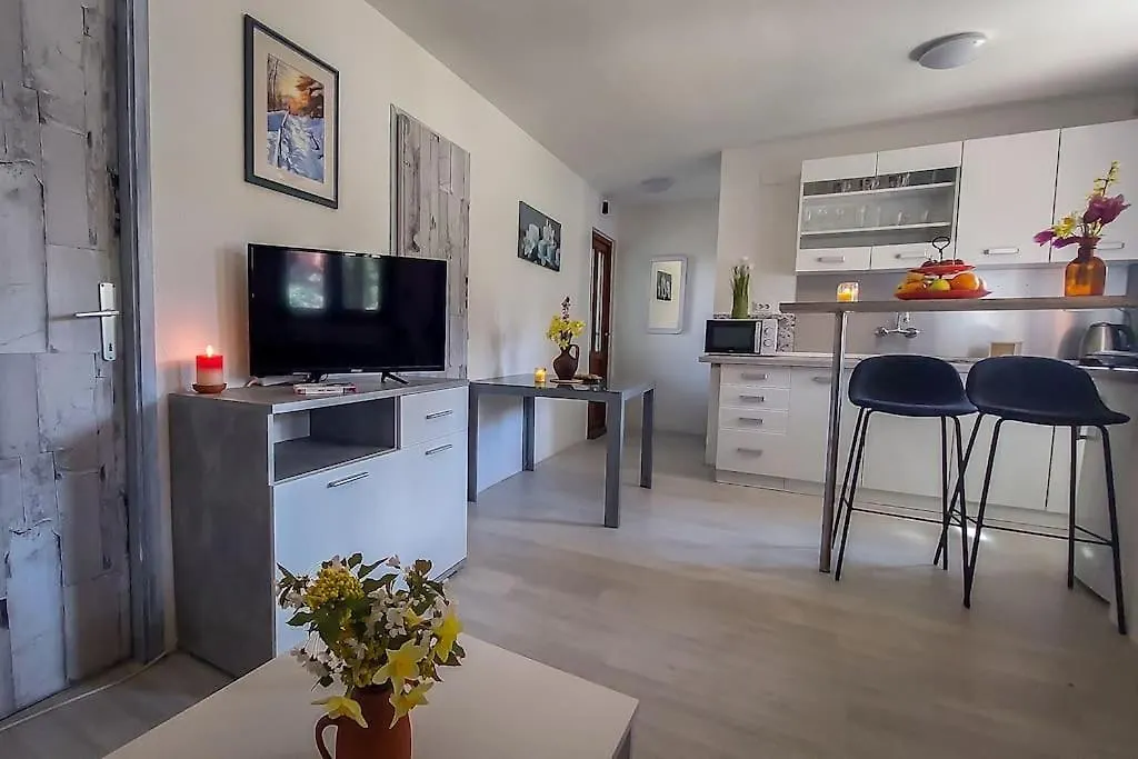 Poolside Compact Family Cottage Lea Rovinjsko Selo