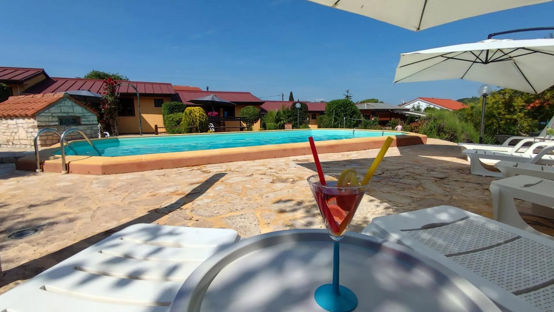 Poolside Compact Family Cottage Lea Rovinjsko Selo Holiday park
