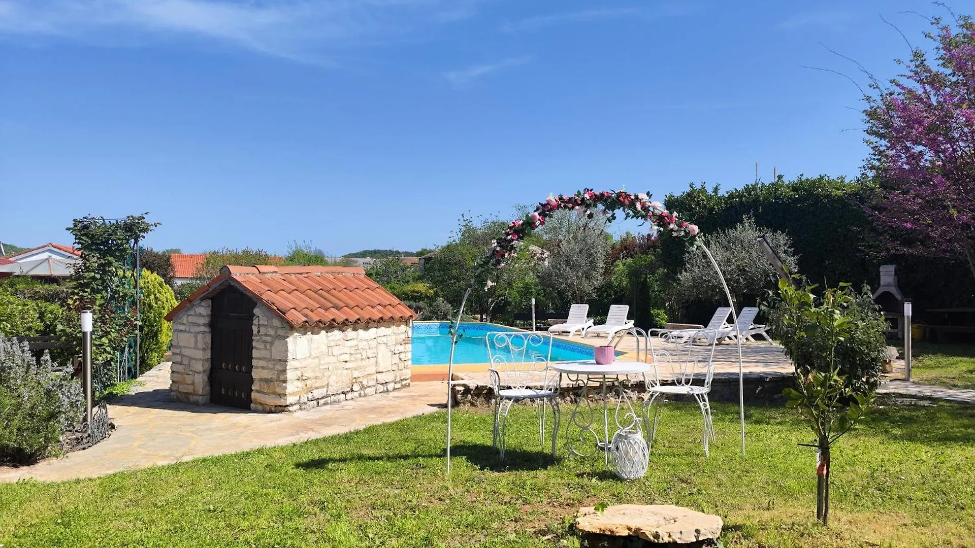 Poolside Compact Family Cottage Lea Rovinjsko Selo Holiday park